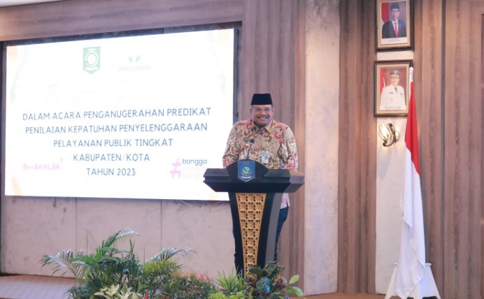 Pj Gubernur Safrizal Serahkan Sertifikat Penganugerahan Predikat Penilaian Kepatuhan Penyelenggaraan Pelayanan Publik