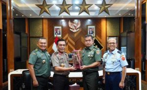 Sekretaris Utama Lemhannas Komjen Pol Panca Simanjuntak Silahturahmi ke Kasad Jenderal Maruli Simanjuntak, Kamis (18/1/2024). 