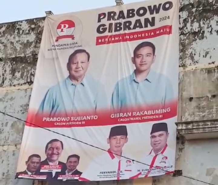 Woww Baleho Raksasa Prabowo-Gibran Menyita Perhatian Warga di Pulau Bangka