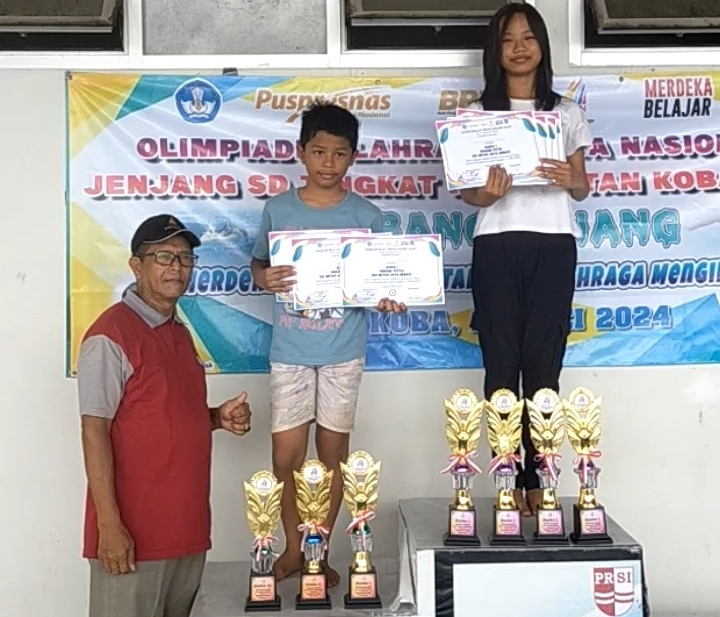 Gibran dan Harmony dari SDN 1 Koba Boyong Piala Seleksi O2SN Cabang Renang 2024