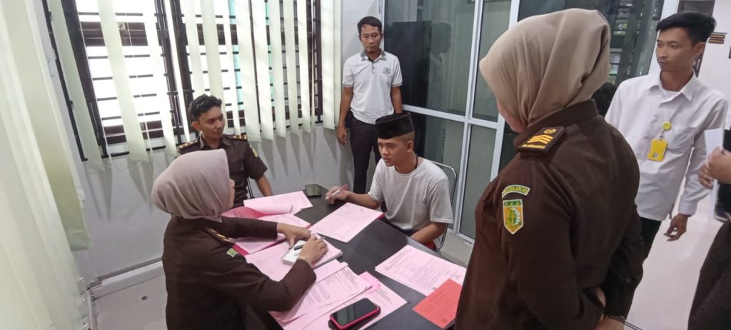 Polsek Kemuning Kirimkan Tersangka Beserta Barang Bukti Ke Kejaksaan Negeri Indragiri Hilir