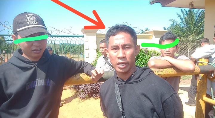 Salah Satu Oknum Satpam PT GSBL Bersikap Kasar dan Arogan Terhadap Wartwan dan Masayrakat Air Belo Saat menyapikan Infirasi Di Kantor Perkebunan Sawit PT GSBL