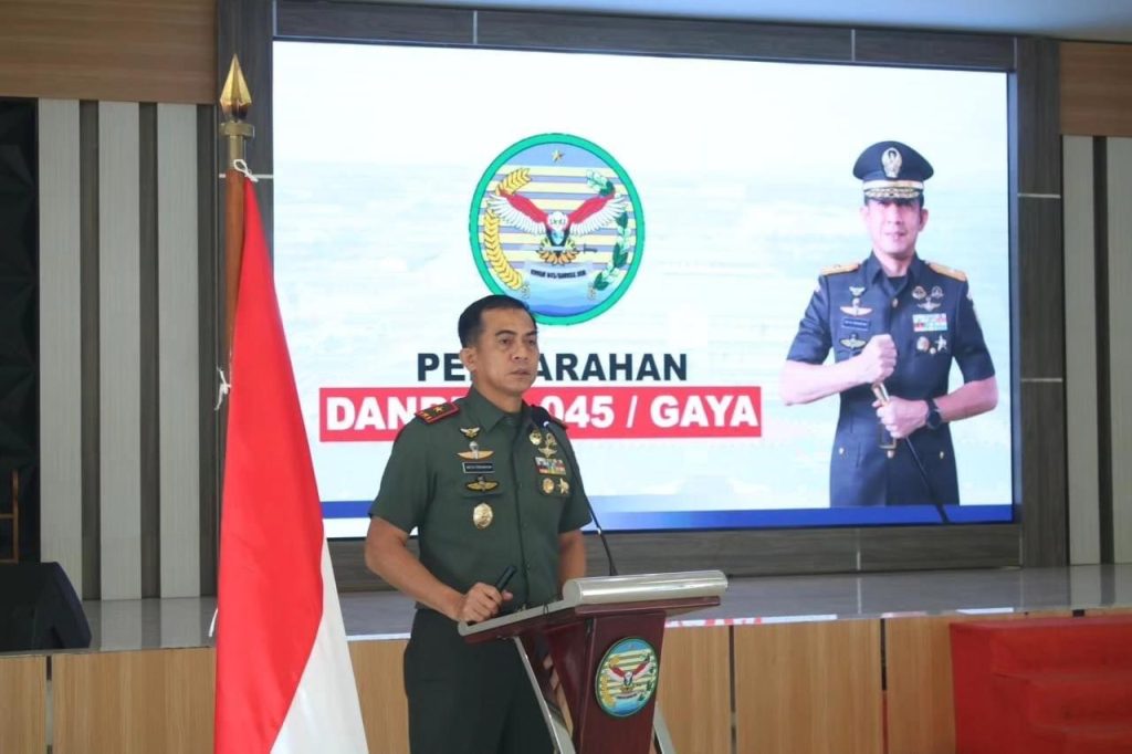 Danrem 045/Gaya Memberikan Jam Komandan Kepada Prajurit dan PNS