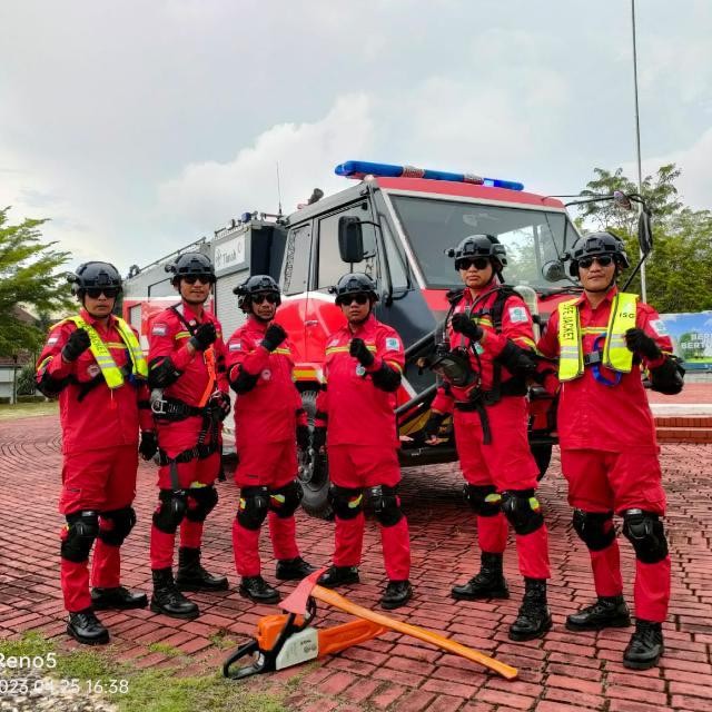 Bersama Damkar Kota Pangkalpinang, Tim Damkar PT Timah Berjibaku Padamkan Kebakaran di Kampung Bintang