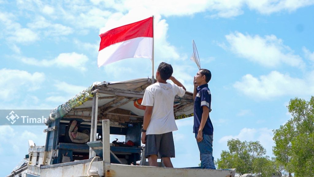 Sambut HUT ke-79 RI dan Rayakan HUT ke-48, PT Timah Bagikan 480 Lembar Bendera ke Warga