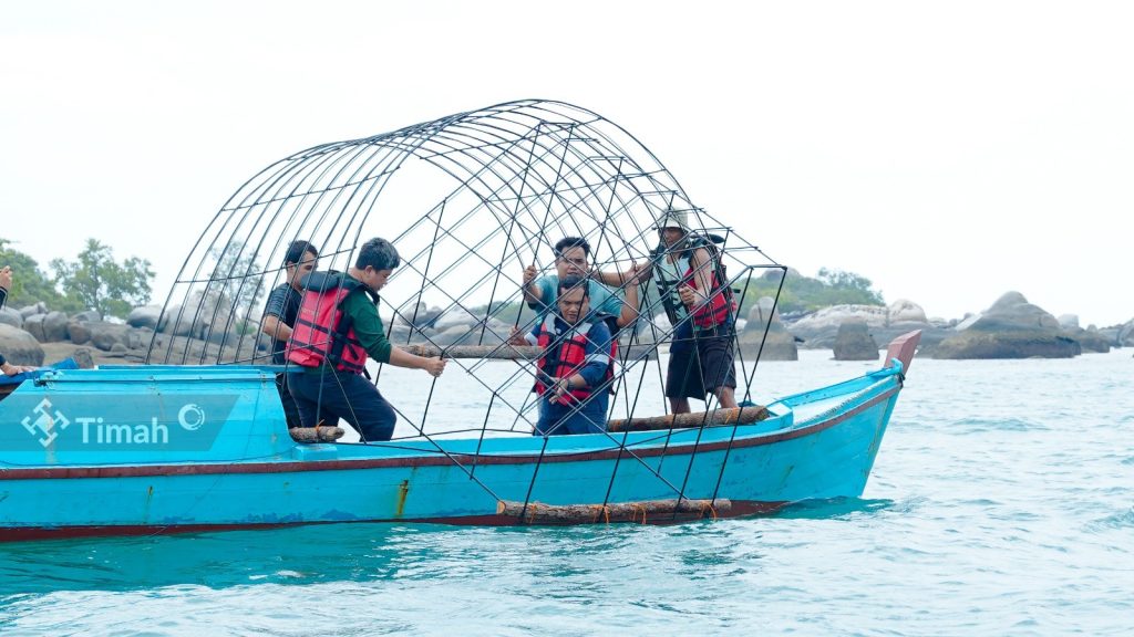 Restorasi Terumbu Karang, PT Timah Kembali Tenggelamkan 37 Unit Coral Garden di Pulau Putri